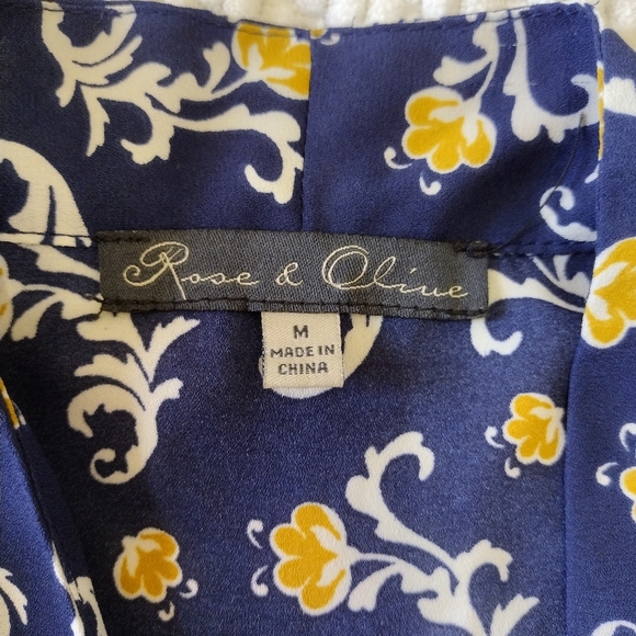 Rose and Olive Brand, V-Neck, Sleeveless Top. - Picture 4 of 7